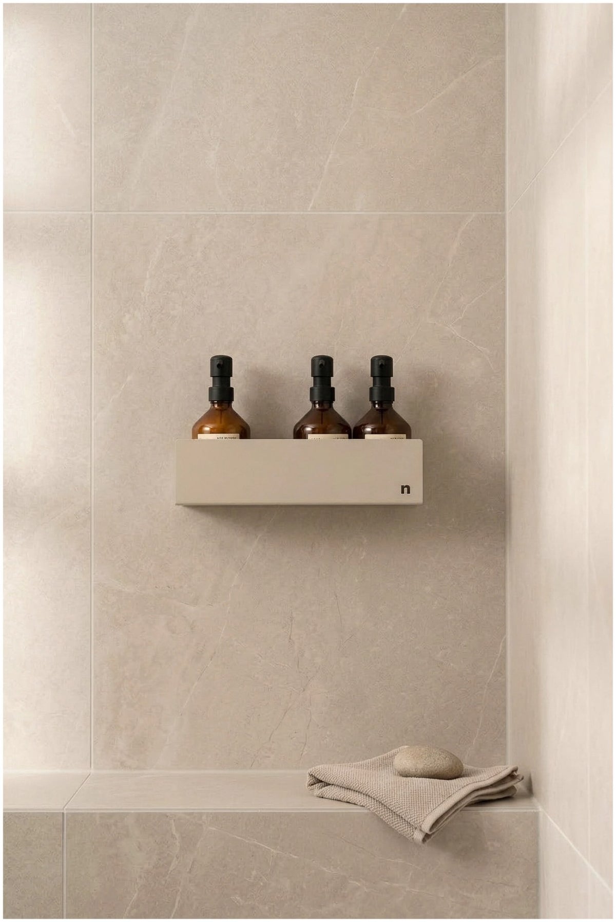 Beige Duschablage aus Aluminium mit pulverbeschichteter Oberfläche und integrierter Ablaufrinne, montiert an einer Duschkabinenwand.