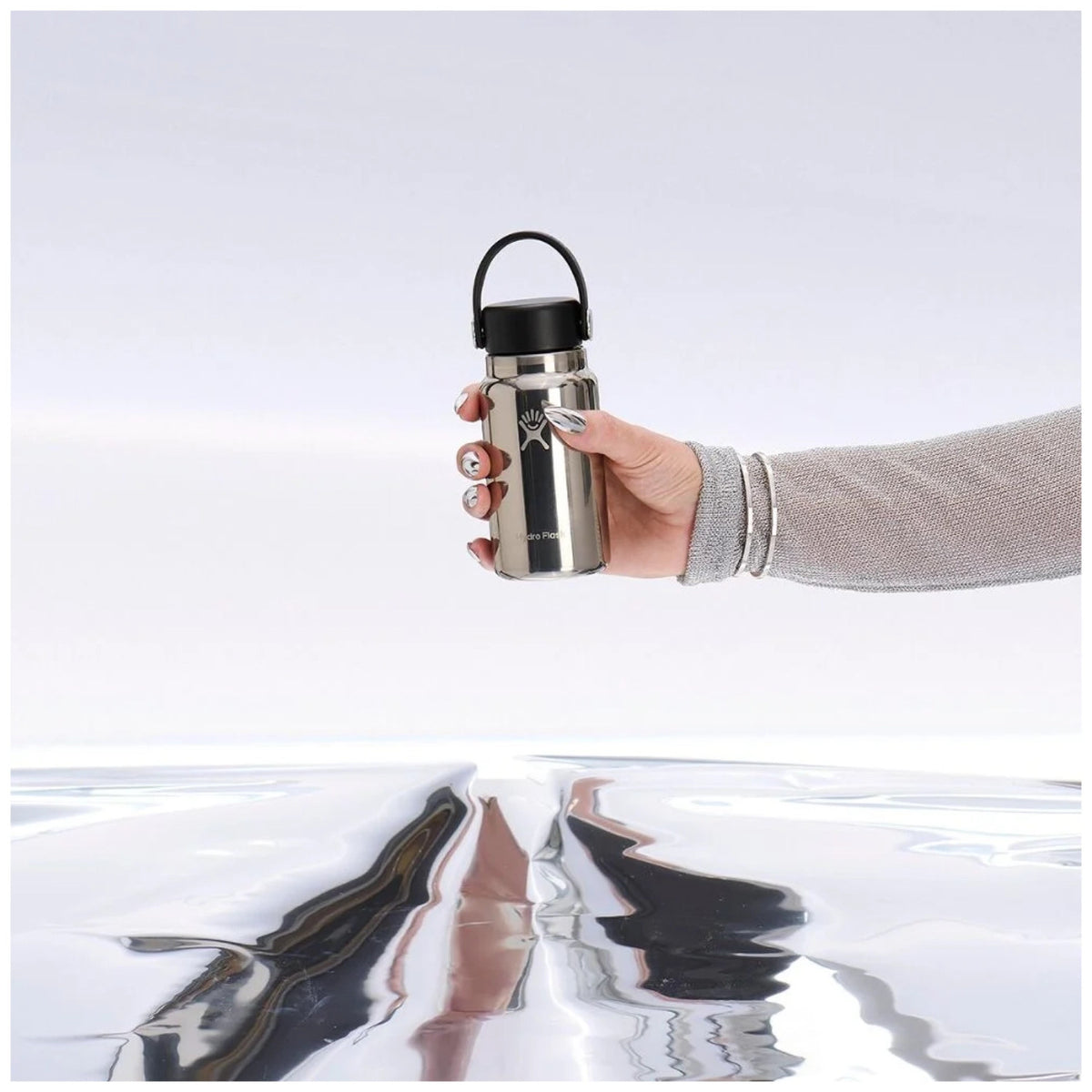 Trinkflasche Micro Hydro 200ml silver in Silber präsentiert im Onlineshop von KAQTU Design AG. Thermosflasche ist von Hydro Flask