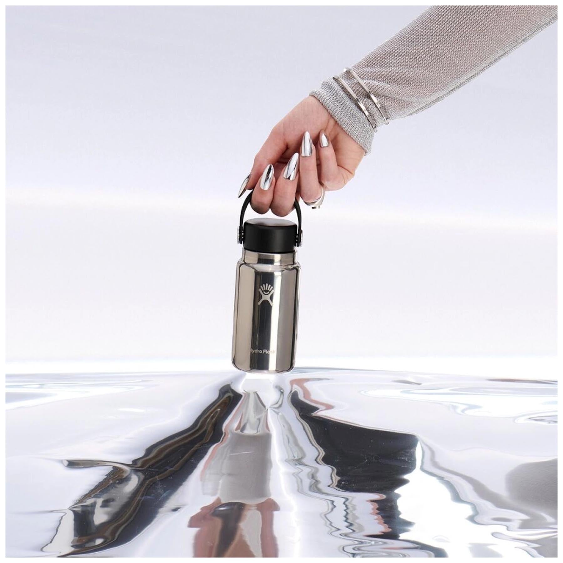 Elegante silberne Trinkflasche Micro Hydro 200ml von Hydro Flask, ideal für unterwegs und perfekt isoliert für heiße und kalte Getränke.