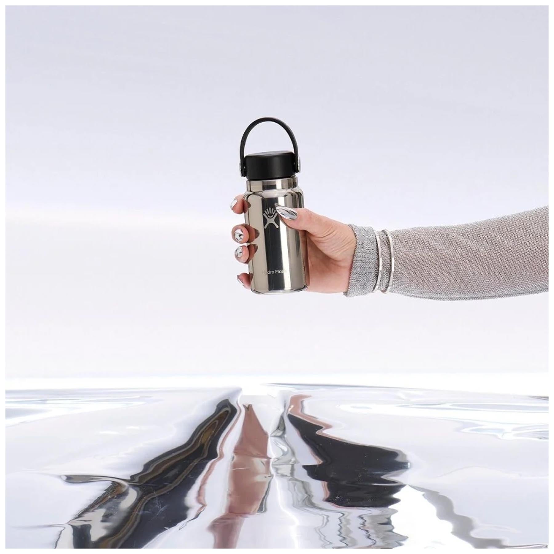 Stylische Micro Hydro Trinkflasche in Silber, 200ml, von Hydro Flask – ideal für aktive Lebensstile und optimale Temperaturhaltung.