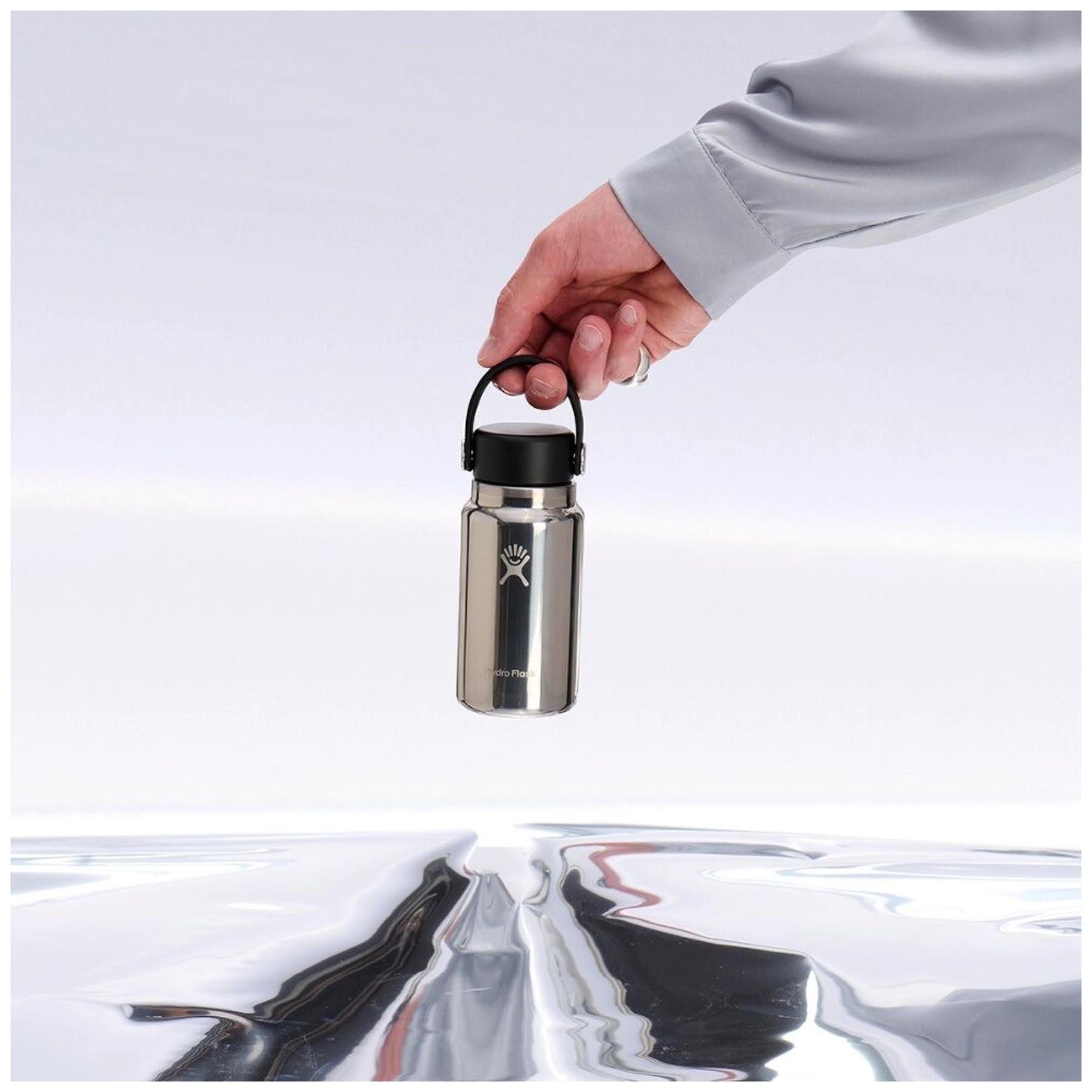 Elegante 200ml Thermosflasche in Silber von Hydro Flask, perfekt für unterwegs und hält Getränke lange warm oder kühl.