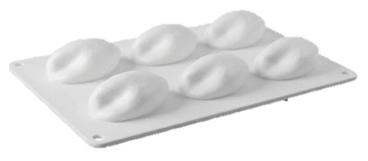 Weisse Silikonform in Pistazienform von Scrap Cooking, Backform mit Masse 30 x 17.5 x 4.5 cm, Ansicht von oben auf glattem Untergrund.