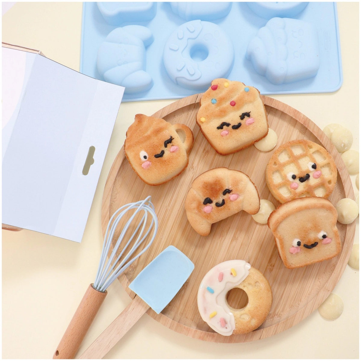 Drei weisse Ausstecher in verschiedenen Kawaii-Formen aus dem 3tlg. Backset von Scrap Cooking, angeordnet auf hellem Untergrund.