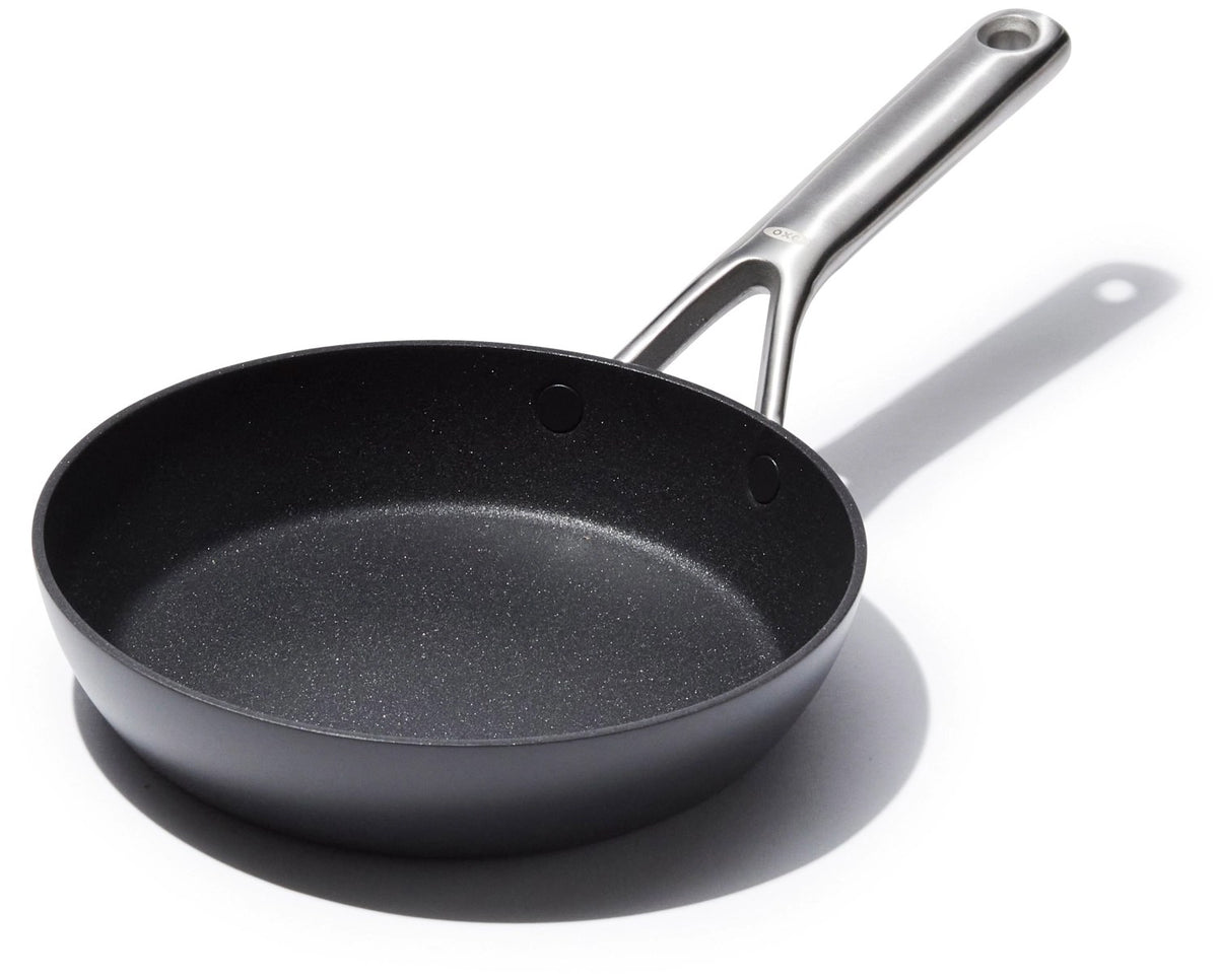 Schwarze OXO Bratpfanne mit Keramikbeschichtung, rundem Boden und hart-anodisiertem Aluminiumkörper, Durchmesser 20cm, schwarzer Griff.