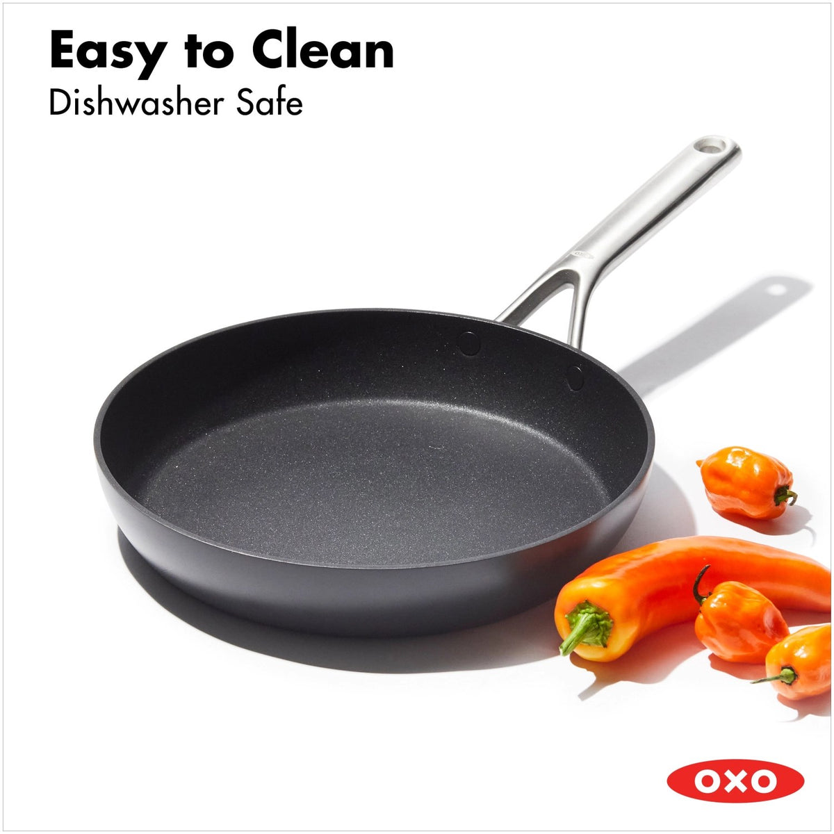 Schwarze Bratpfanne mit keramischer Antihaftbeschichtung und Induktionsboden, rund geformt, Durchmesser 26 cm, Marke OXO.
