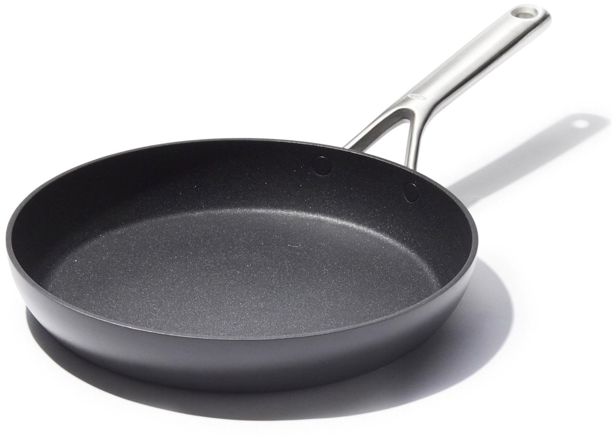 Schwarze Bratpfanne von OXO mit Keramikbeschichtung, hart-anodisiertem Aluminiumkörper und rundem Boden, Durchmesser 30 cm.