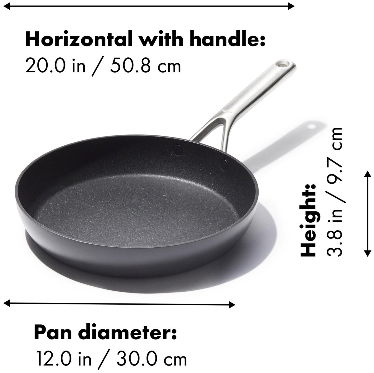 Schwarze Bratpfanne von OXO mit Keramikbeschichtung, hart-anodisiertem Aluminiumkörper und rundem Boden, Durchmesser 30 cm.