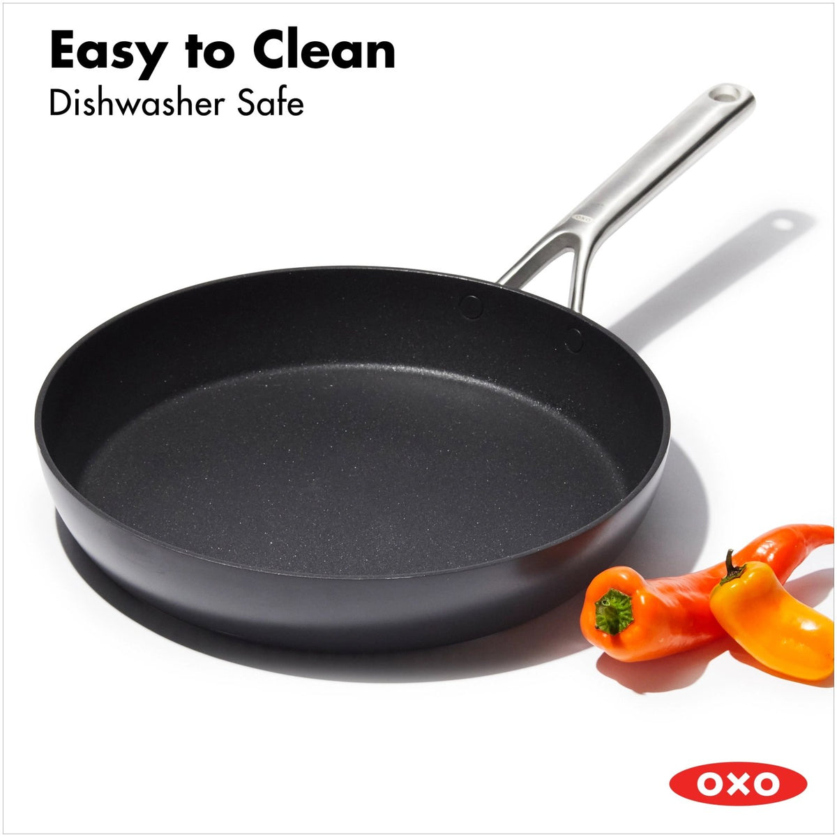 Schwarze Bratpfanne von OXO mit Keramikbeschichtung, hart-anodisiertem Aluminiumkörper und rundem Boden, Durchmesser 30 cm.