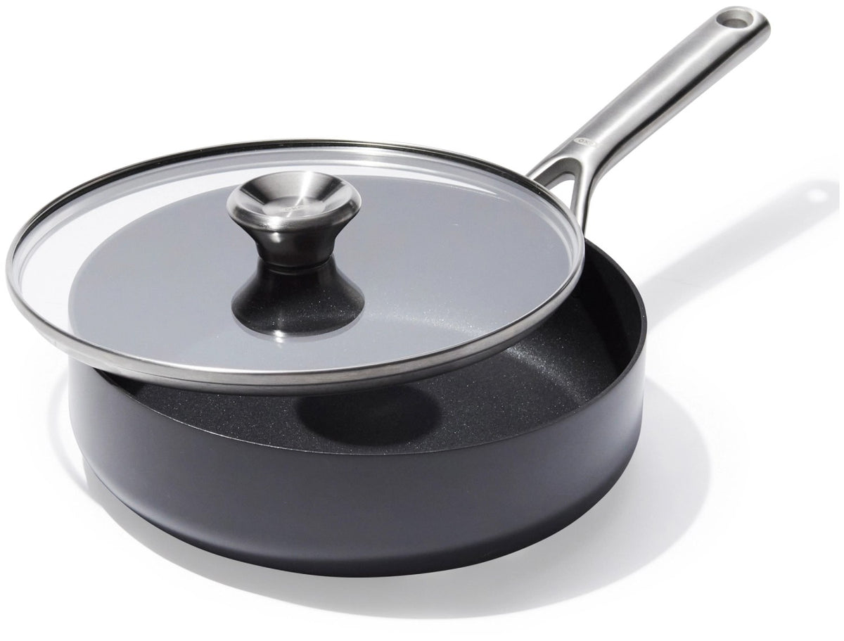 Schwarze OXO Ceramic Professional Bratpfanne aus hart-anodisiertem Aluminium mit Glasdeckel, keramischer Antihaftbeschichtung und Induktionsboden.