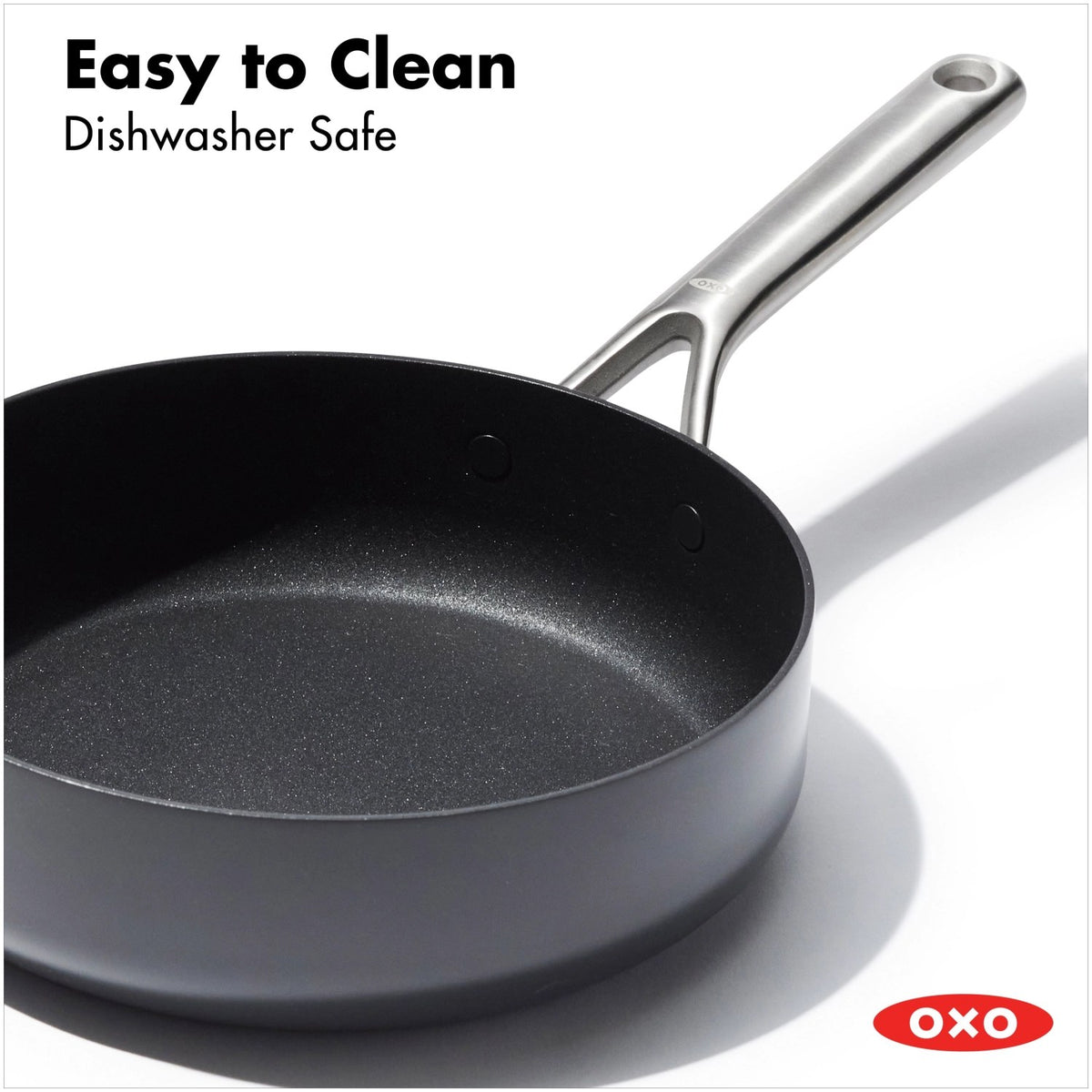 Schwarze OXO Ceramic Professional Bratpfanne aus hart-anodisiertem Aluminium mit Glasdeckel, keramischer Antihaftbeschichtung und Induktionsboden.