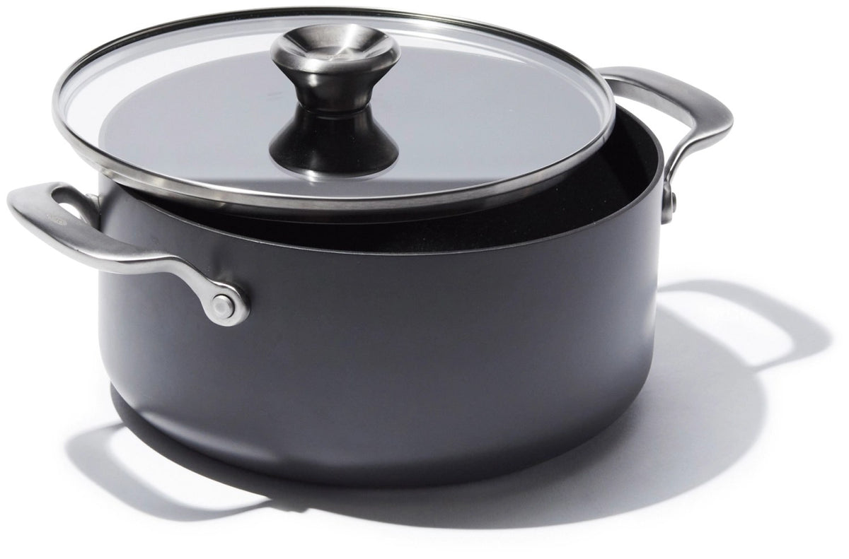 Schwarzer OXO Kochtopf mit Deckel aus gehärtetem Glas, Antihaftbeschichtung und hart-anodisiertem Aluminiumkörper, Durchmesser 24 cm.