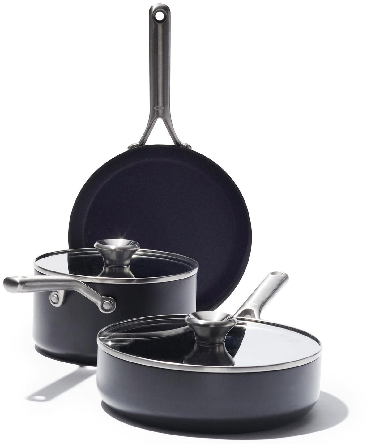 Schwarzes fünfteiliges OXO Kochgeschirrset aus hart-anodisiertem Aluminium mit Keramikbeschichtung, dazu Deckel aus gehärtetem Glas.