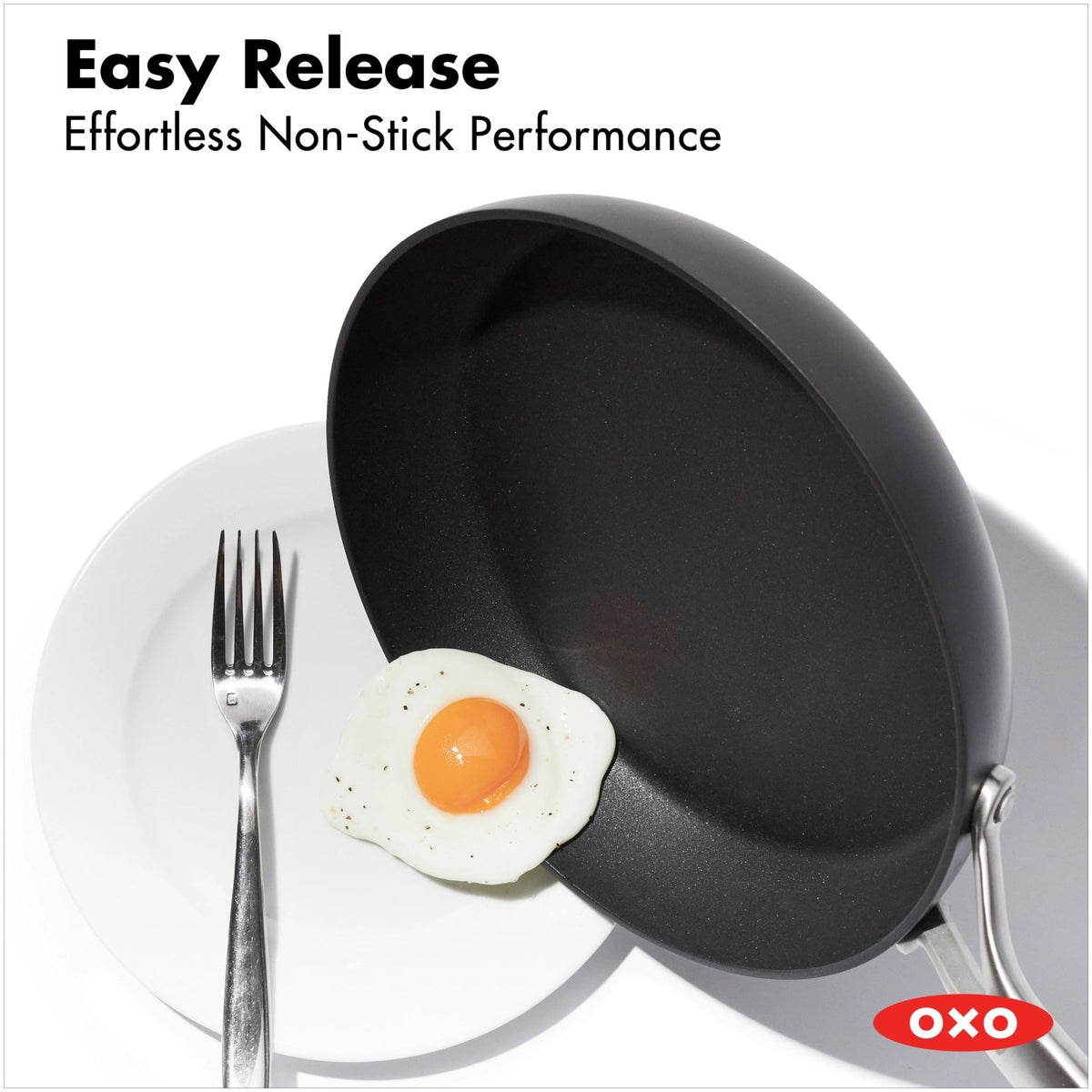 Schwarzes fünfteiliges OXO Kochgeschirrset aus hart-anodisiertem Aluminium mit Keramikbeschichtung, dazu Deckel aus gehärtetem Glas.