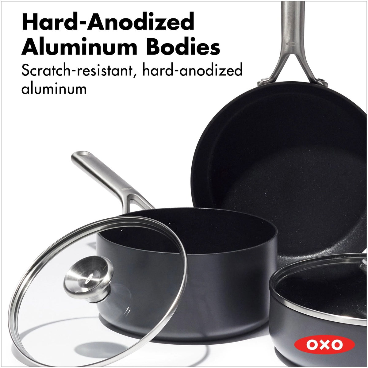 Schwarzes fünfteiliges OXO Kochgeschirrset aus hart-anodisiertem Aluminium mit Keramikbeschichtung, dazu Deckel aus gehärtetem Glas.
