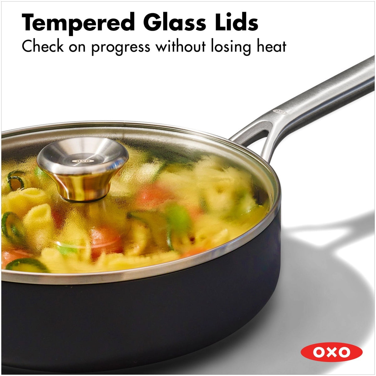 Schwarzes fünfteiliges OXO Kochgeschirrset aus hart-anodisiertem Aluminium mit Keramikbeschichtung, dazu Deckel aus gehärtetem Glas.