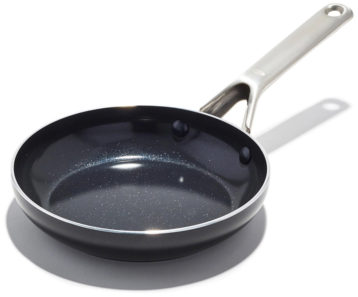Schwarze Bratpfanne mit 20cm Durchmesser, Aluminiumkörper, keramischer Antihaftbeschichtung und Edelstahlgriff, Marke OXO.