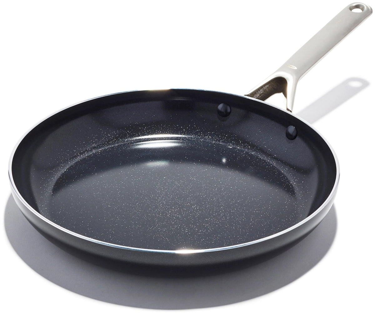 Schwarze Bratpfanne mit 30 cm Durchmesser, Antihaftbeschichtung im Inneren, Aluminiumkörper und ergonomischem Griff, Marke OXO.