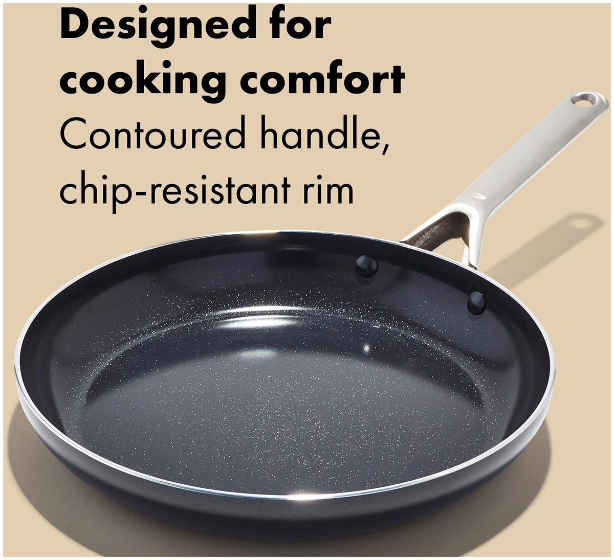 Schwarze Bratpfanne mit 30 cm Durchmesser, Antihaftbeschichtung im Inneren, Aluminiumkörper und ergonomischem Griff, Marke OXO.