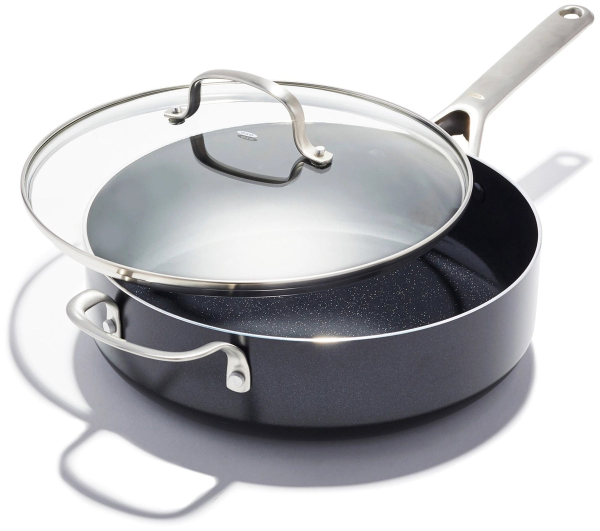 Schwarze OXO Agility Sautierpfanne 28cm aus Aluminium mit Antihaftbeschichtung, geraden Seitenwänden, breitem Boden und Deckel aus gehärtetem Glas.