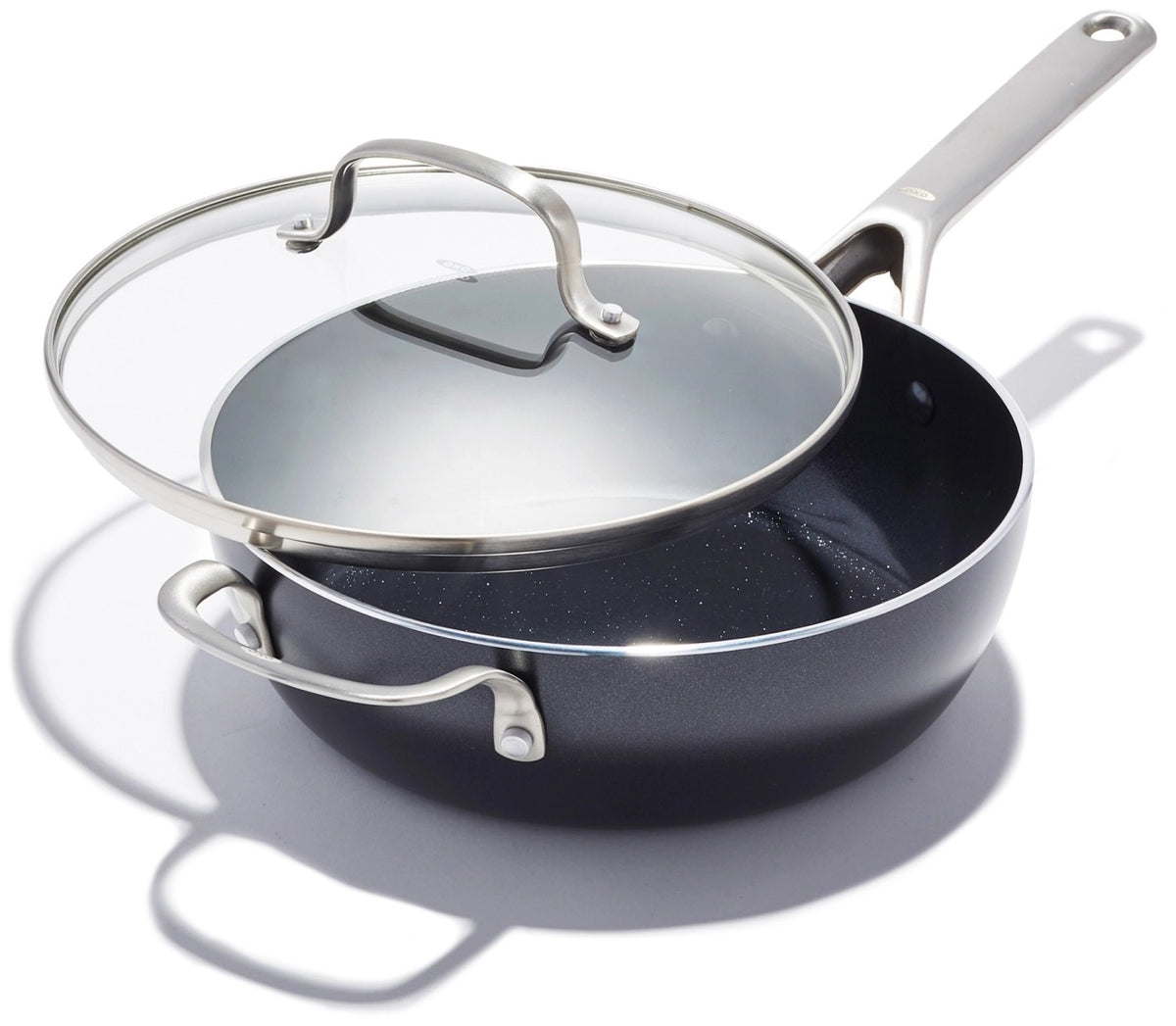 Schwarze OXO Sautierpfanne mit Deckel aus gehärtetem Glas, 24 cm Durchmesser, Aluminiumkörper mit keramischer Antihaftbeschichtung im Innern.