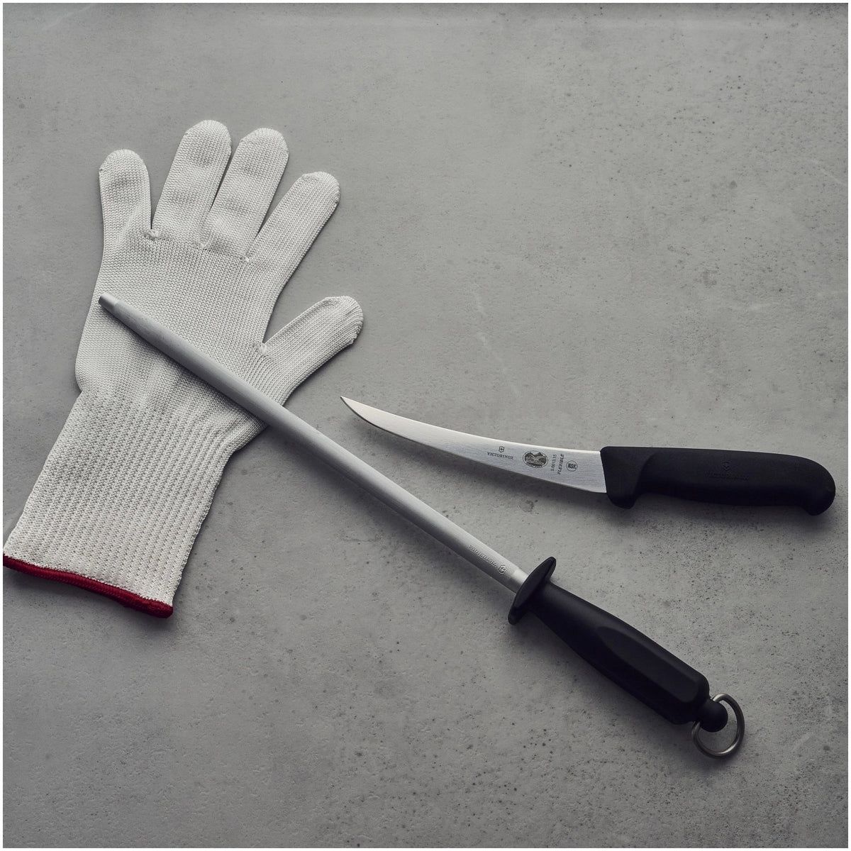 Schwarzer ovaler Metzgerstahl von Victorinox mit Feinzug-Oberfläche, Länge 30 cm, für die Küche fotografiert auf neutralem Hintergrund.