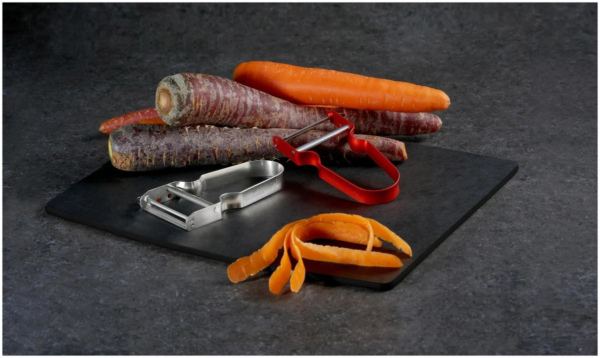 Silberfarbener REX Sparschäler von Victorinox mit ergonomischem Griff und schmaler, scharfer Klinge, freigestellt fotografiert auf weissem Hintergrund.