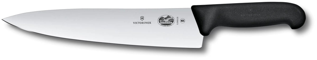 Schwarzes Victorinox Fibrox Kochmesser mit gerader, langer Klinge und rutschfestem Griff, Länge 25 cm, freigestellt fotografiert.