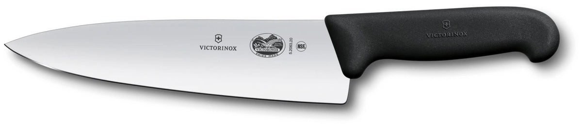 Schwarzes Victorinox Fibrox Kochmesser mit 20 cm langer, breiter Klinge und ergonomischem Griff, freigestellt auf weissem Hintergrund.