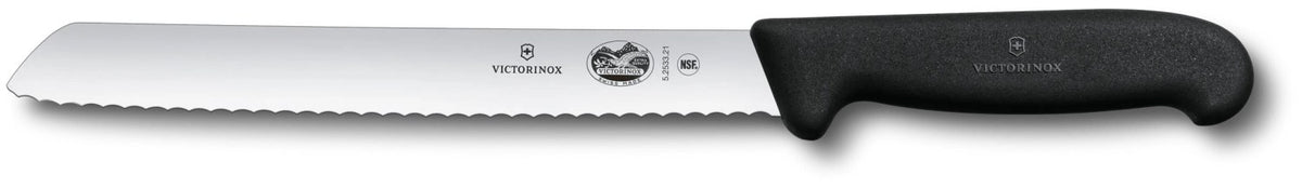 Schwarzes Brotmesser von Victorinox mit 21cm langer Wellenschliff-Klinge und rutschfestem Griff, fotografiert vor neutralem Hintergrund.