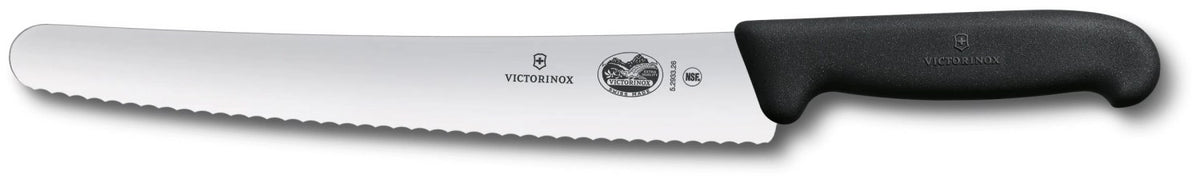 Foto eines schwarzen Victorinox Fibrox Konditormessers mit langer Wellenschliff-Klinge und rutschfestem schwarzen Griff.