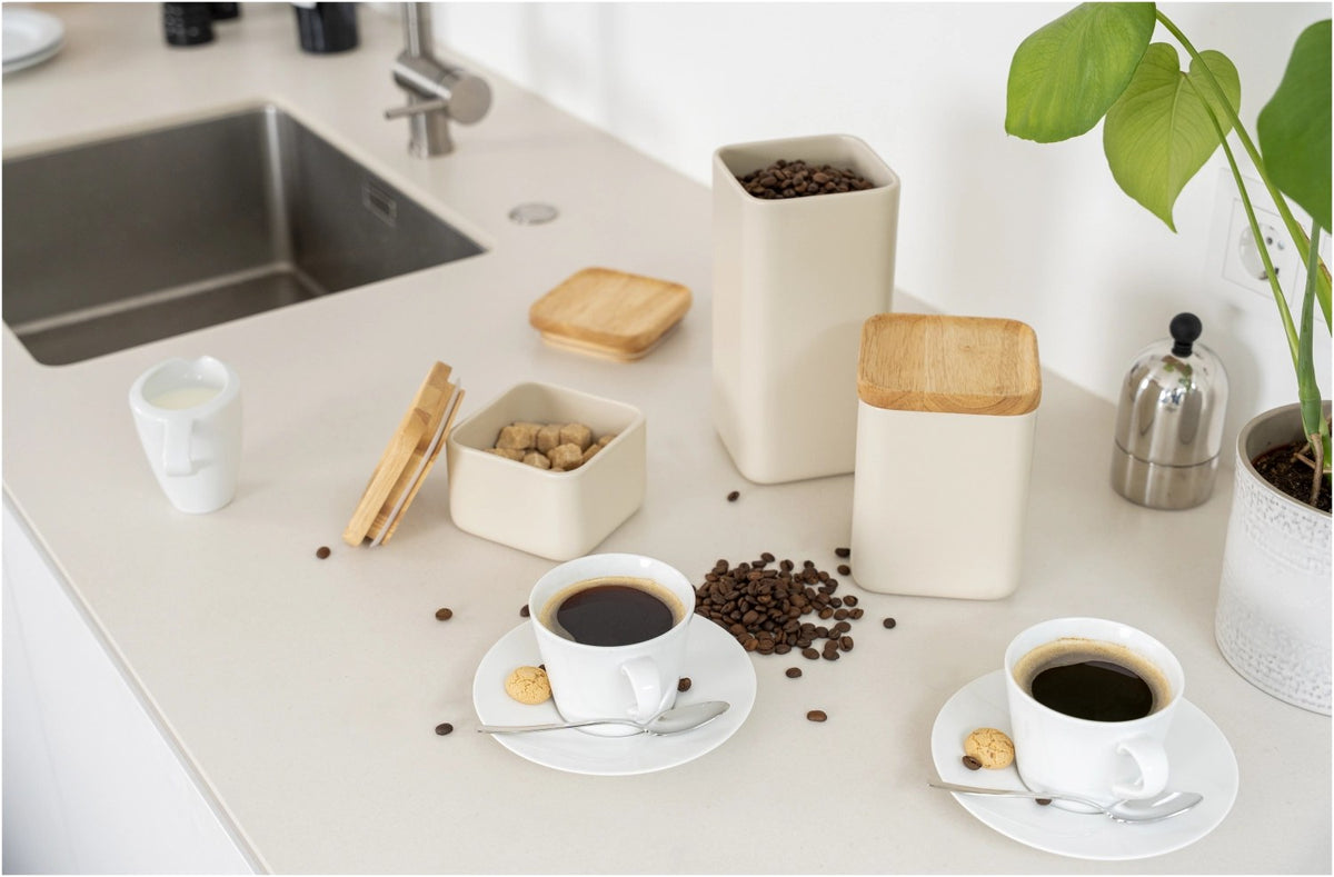 Beige Keramik Vorratsdose mit hellem Holzdeckel und Silikonring, quadratische Form mit abgerundeten Ecken, Grösse 10.5x10.5x8cm.
