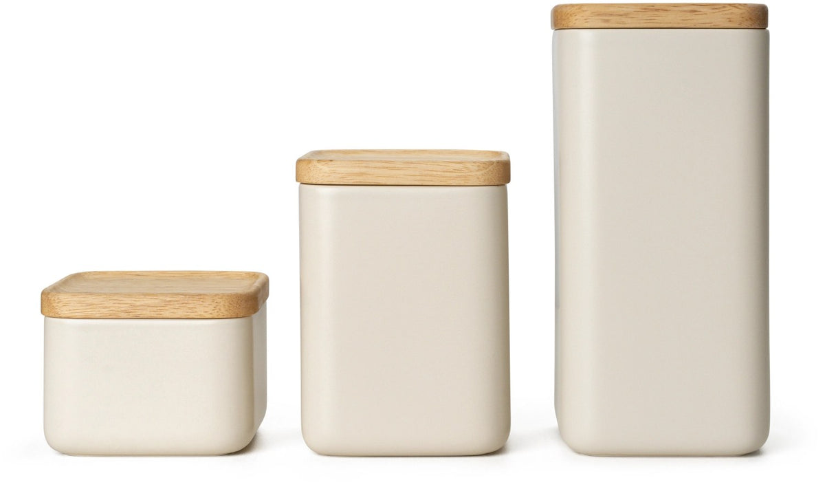 Beige Keramik Vorratsdose mit hellem Holzdeckel und Silikonring, quaderförmig mit abgerundeten Ecken, mattes Oberflächenfinish.