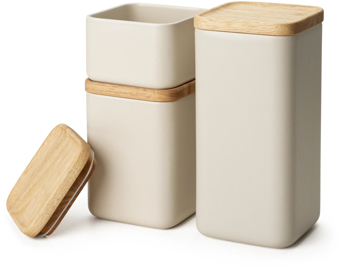Beige Keramik Vorratsdose mit hellem Holzdeckel und Silikonring, quaderförmig mit abgerundeten Ecken, mattes Oberflächenfinish.
