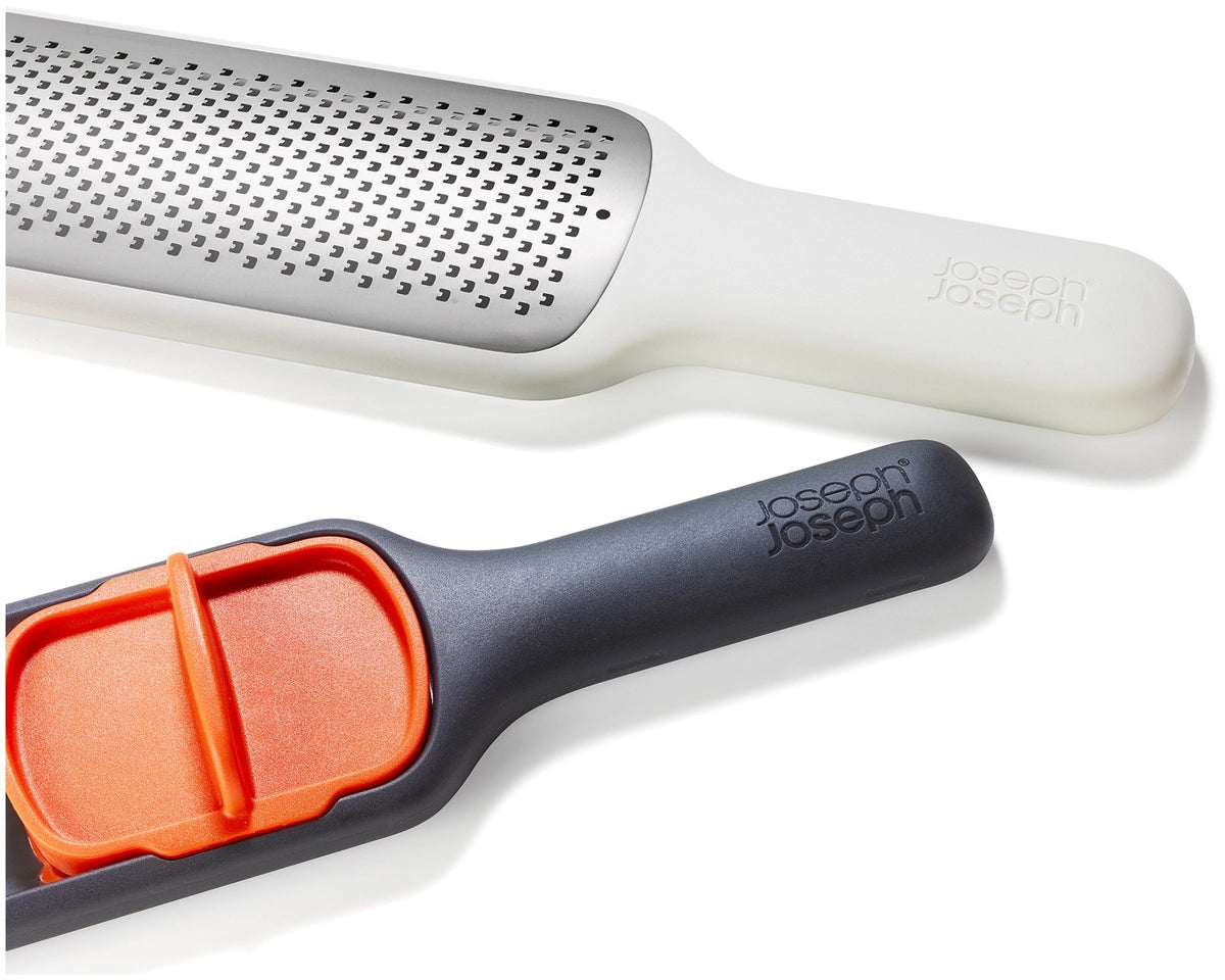 Graues Joseph Joseph Nest Slice & Zest Set aus Mini-Mandoline und Zestenreibe mit Stachelhalter und Schutzhülle, kompakt zusammengeklipst