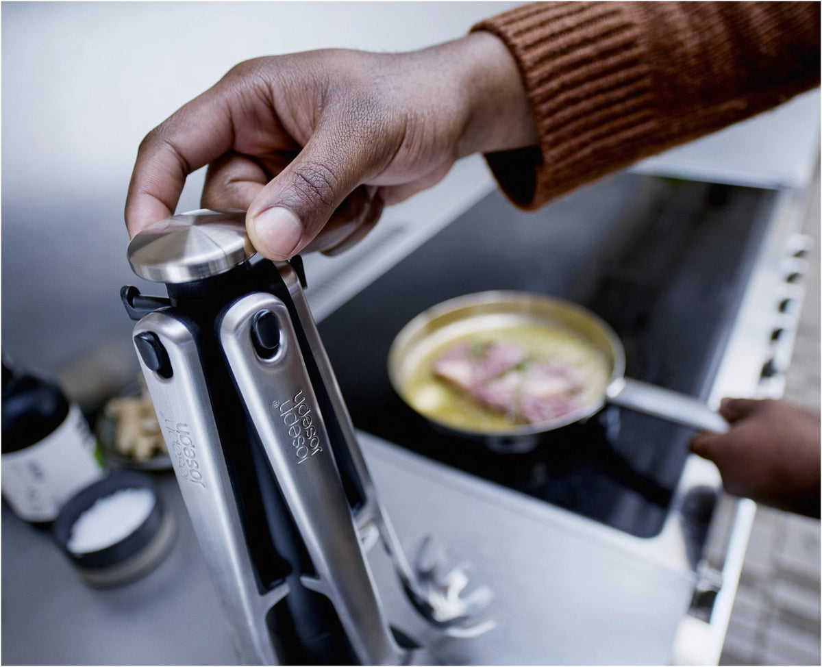 5-teiliges Utensilienhalter-Set aus Edelstahl in Silber: Kochlöffel, Schlitzwender, Spaghettizange, Schöpfkelle, Grillzange auf drehbarem Karussell.