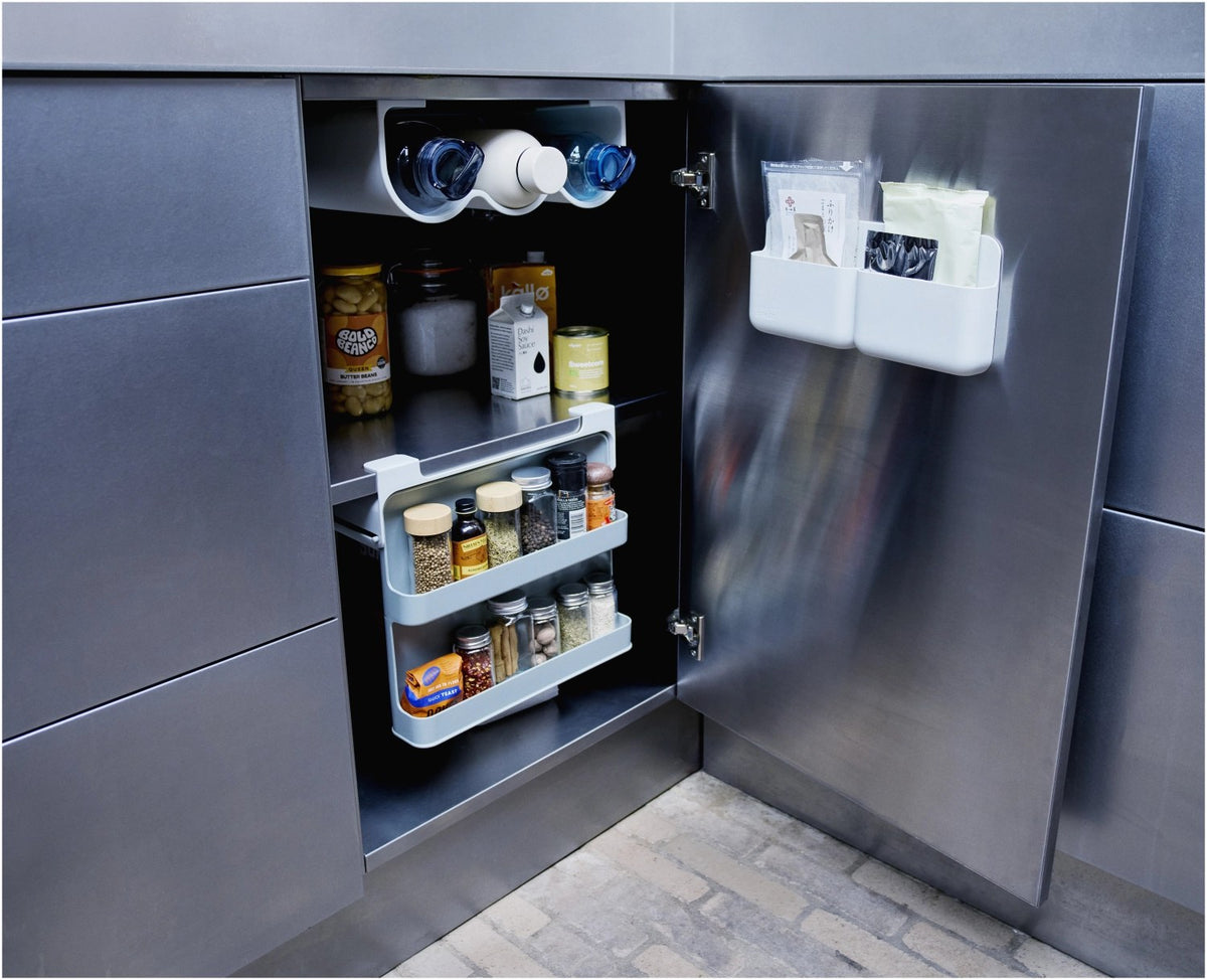 Graue Küchenhalterung CupboardStore von Joseph Joseph, montiert unter einem Regal, mit Platz für drei Flaschen oder Becher aus Kunststoff.