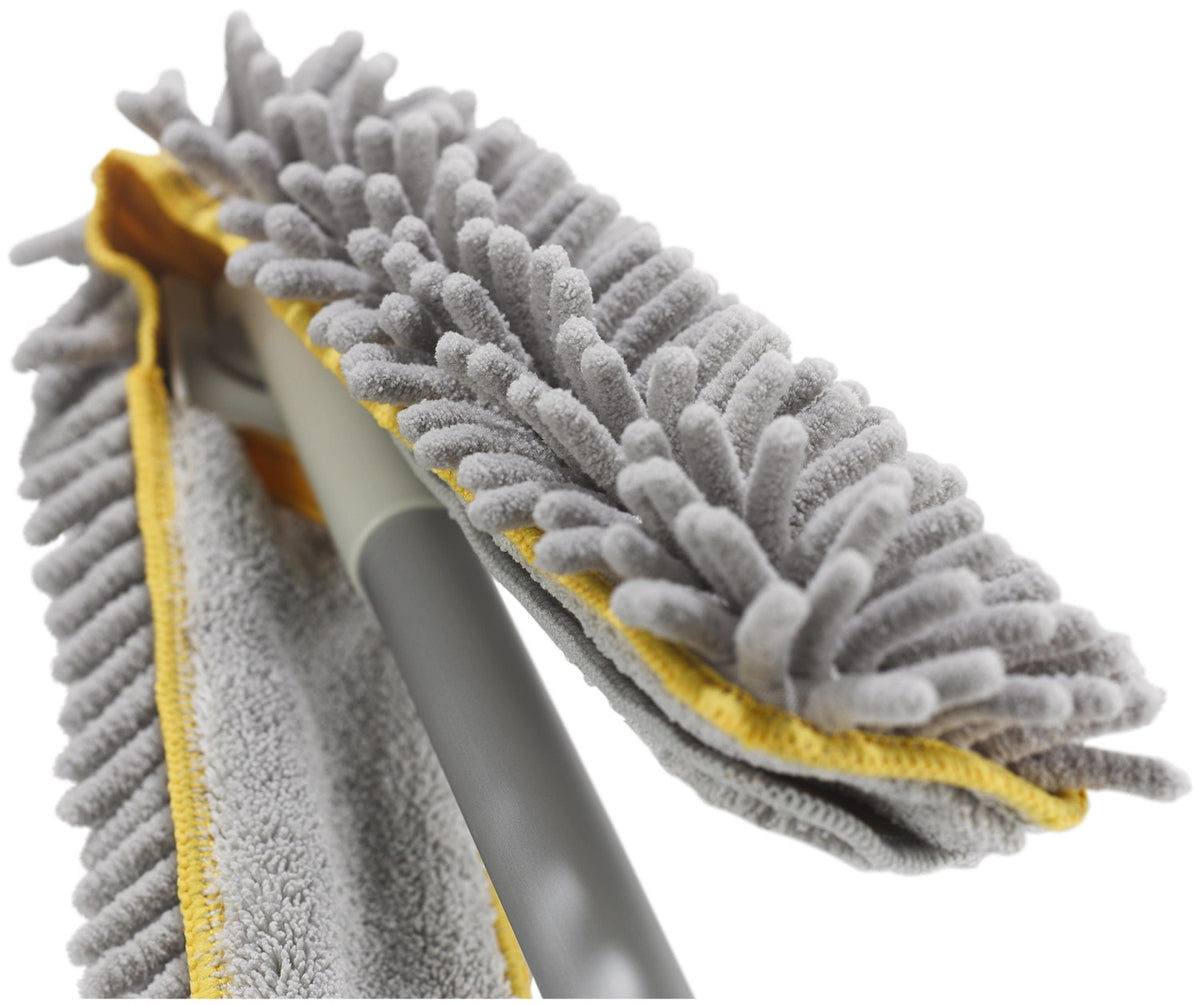 Grauer Wischmopp von Joseph Joseph mit flachem Staubkopf, der sich zu einem 90-Grad-Winkel falten lässt, Chenille-Pad sichtbar.