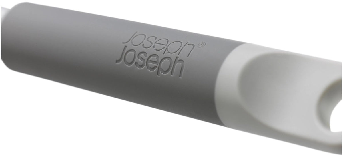 Grauer Wischmopp von Joseph Joseph mit flachem Staubkopf, der sich zu einem 90-Grad-Winkel falten lässt, Chenille-Pad sichtbar.