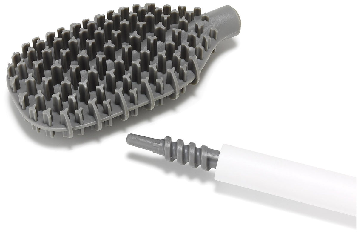 Weisse WC-Bürste Flex TriBlade von Joseph Joseph mit passendem geschlossenem Halter, schlanke Form, glänzende Oberfläche, freistehend im Badezimmer.