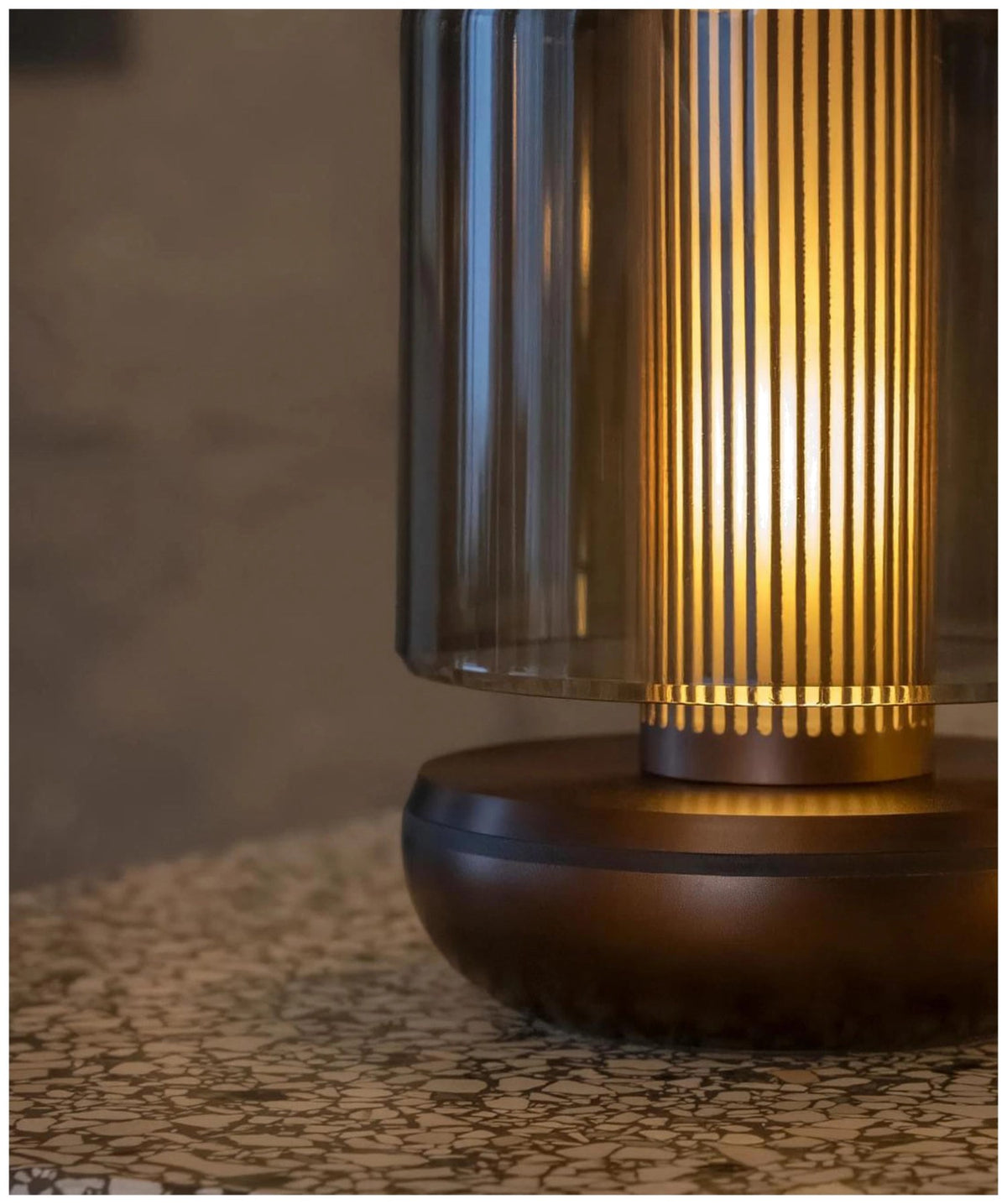 Zylindrische Tischleuchte Firefly aus rauchfarbenem Glas mit gerippter Innensäule, Farbe Kupfer, kompaktes Design von Humble Light.