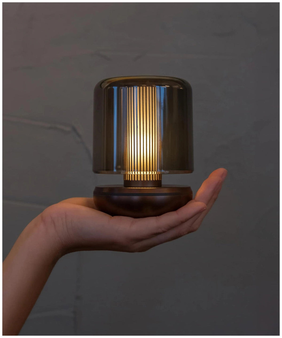 Zylindrische Tischleuchte Firefly aus rauchfarbenem Glas mit gerippter Innensäule, Farbe Kupfer, kompaktes Design von Humble Light.