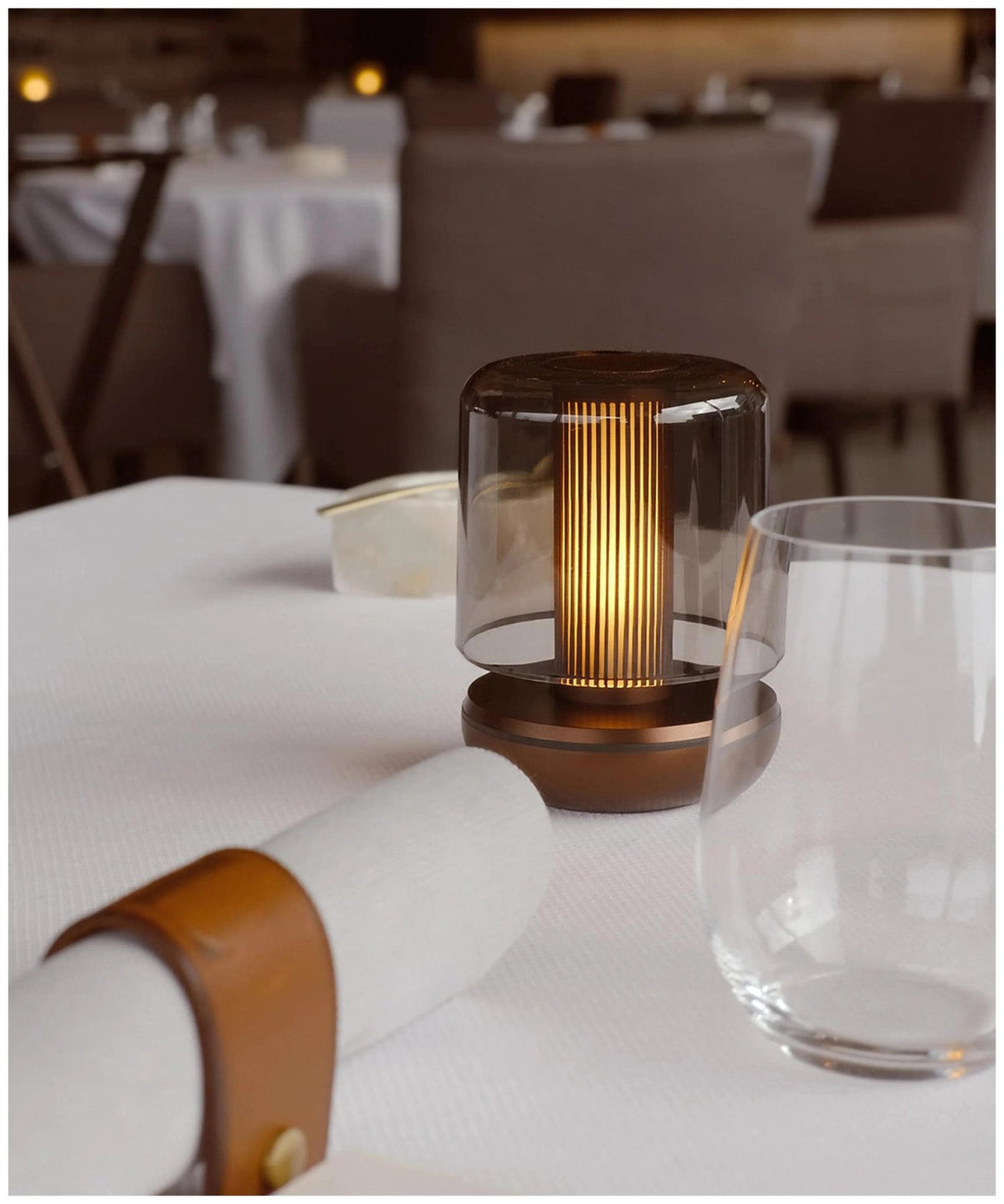 Zylindrische Tischleuchte Firefly aus rauchfarbenem Glas mit gerippter Innensäule, Farbe Kupfer, kompaktes Design von Humble Light.