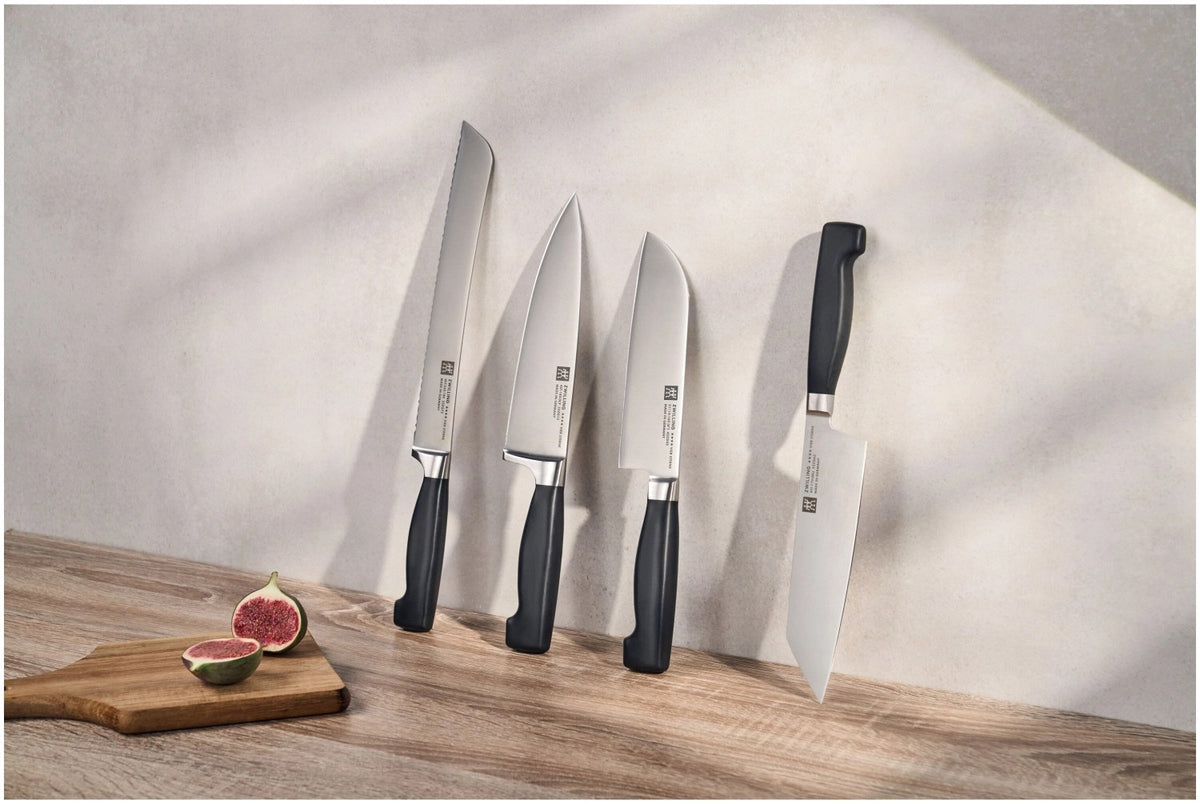 Zwilling Santoku-Messer mit 16 cm Klinge aus Sonderschmelze-Stahl und ergonomischem schwarzem Kunststoffgriff, fugenloser Übergang zur Klinge.