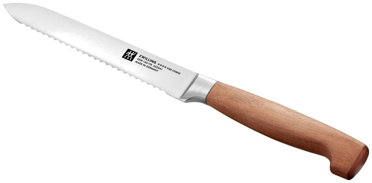 Produktfoto des Zwilling Vier Sterne Wood Universalmessers mit 13 cm Klinge und braunem Griff aus Kotibé-Holz, inklusive ausgeprägtem Kropf.