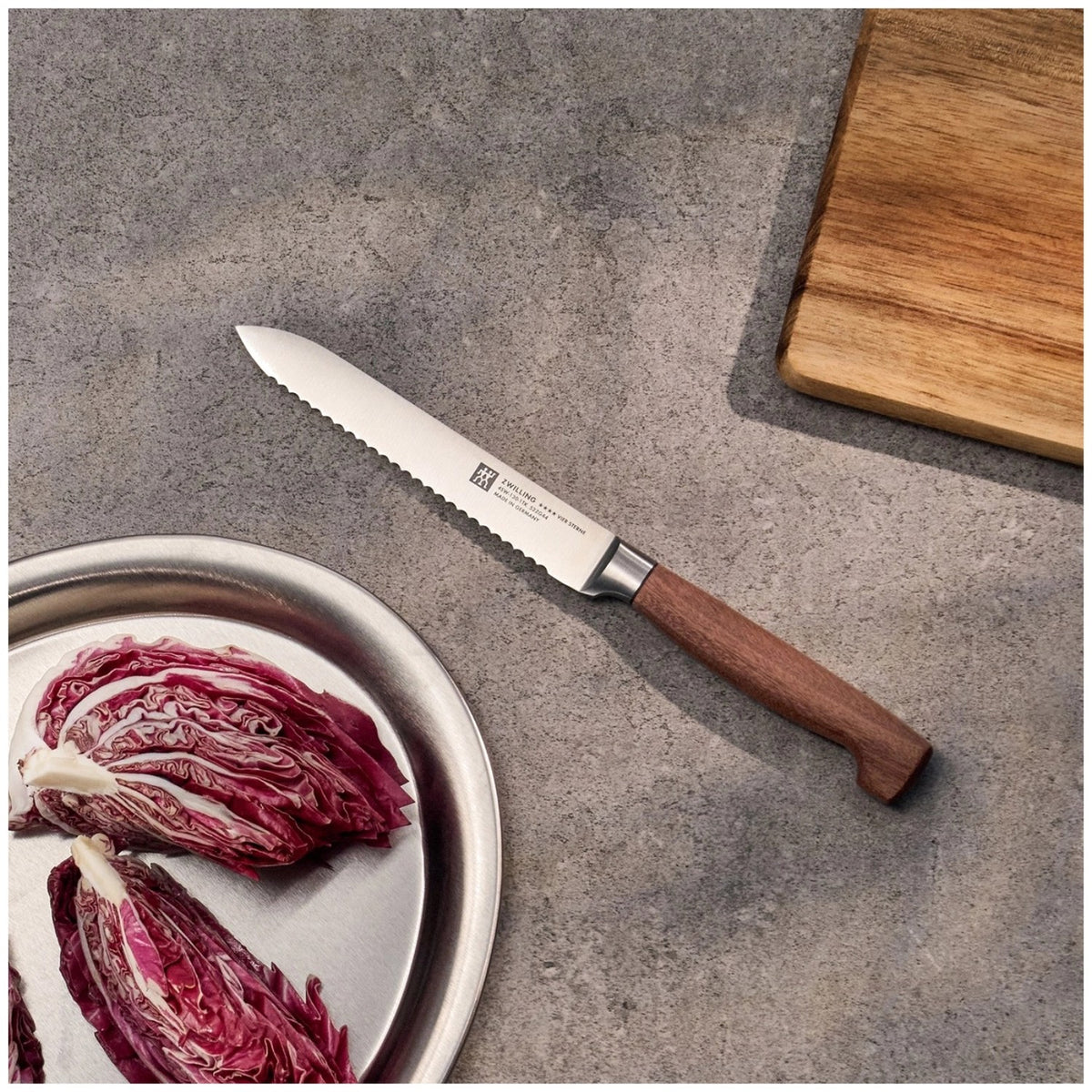 Produktfoto des Zwilling Vier Sterne Wood Universalmessers mit 13 cm Klinge und braunem Griff aus Kotibé-Holz, inklusive ausgeprägtem Kropf.