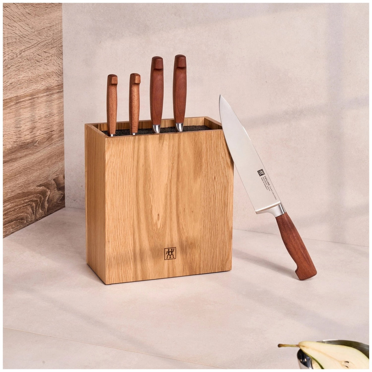 Produktfoto des Zwilling Vier Sterne Wood Universalmessers mit 13 cm Klinge und braunem Griff aus Kotibé-Holz, inklusive ausgeprägtem Kropf.