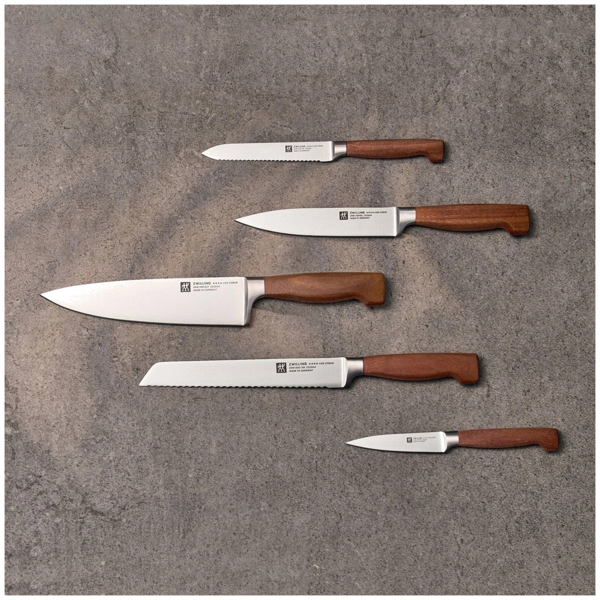 Produktfoto des Zwilling Vier Sterne Wood Universalmessers mit 13 cm Klinge und braunem Griff aus Kotibé-Holz, inklusive ausgeprägtem Kropf.