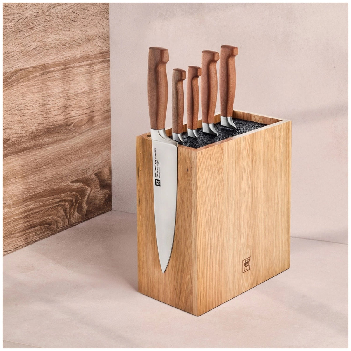 Messerblock aus Eiche mit sechs Zwilling Küchenmessern, Griffen aus Kotibé-Holz und flexiblem Kunststoff-Borsteneinsatz, Farbe braun.
