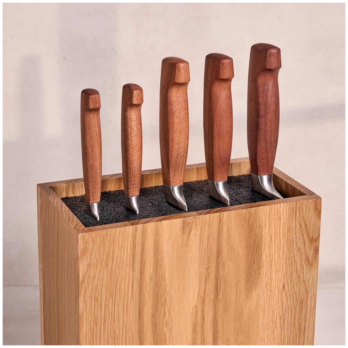 Messerblock aus Eiche mit sechs Zwilling Küchenmessern, Griffen aus Kotibé-Holz und flexiblem Kunststoff-Borsteneinsatz, Farbe braun.