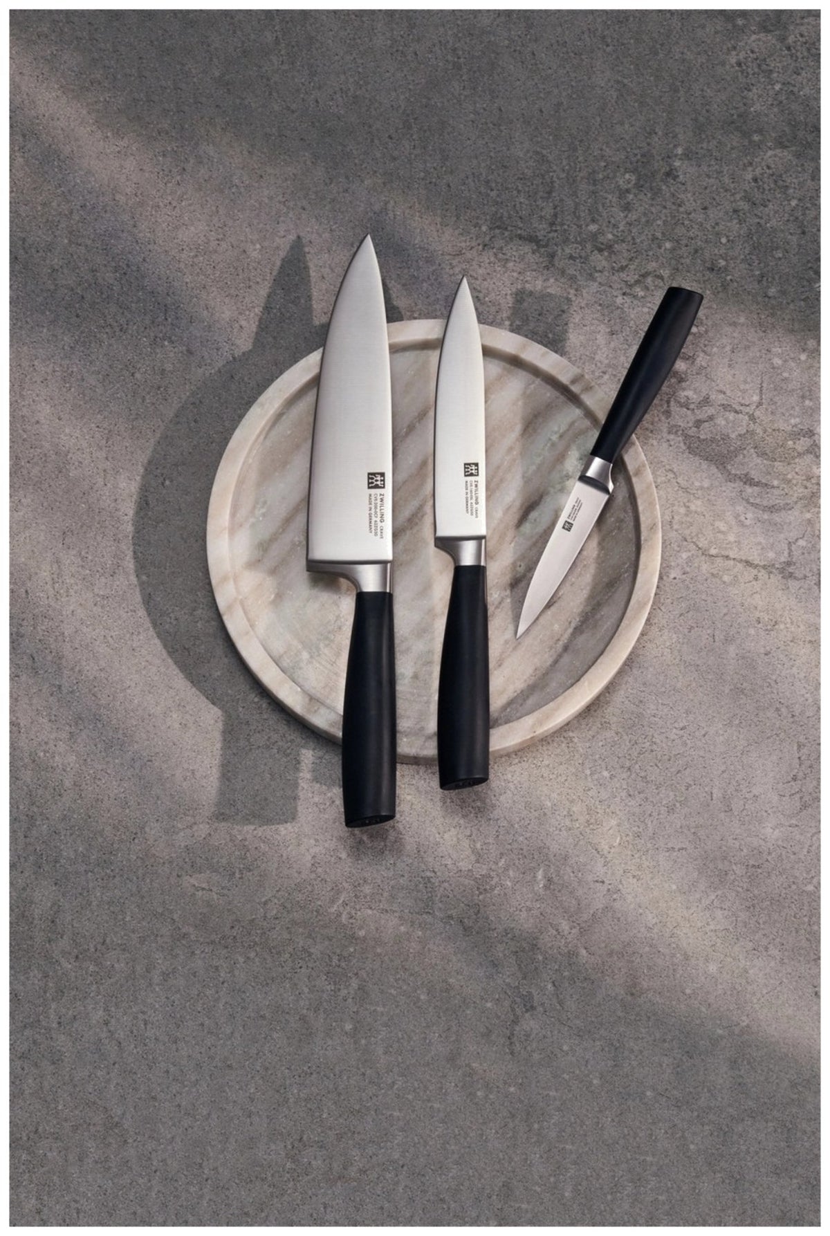 Zwilling Crave Schälmesser 10cm mit kurzer, spitzer Klinge und ergonomischem Griff, mehrfarbig, aufgenommen auf neutralem Hintergrund.